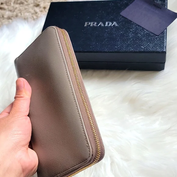 PRADA - Picture 6 of 16